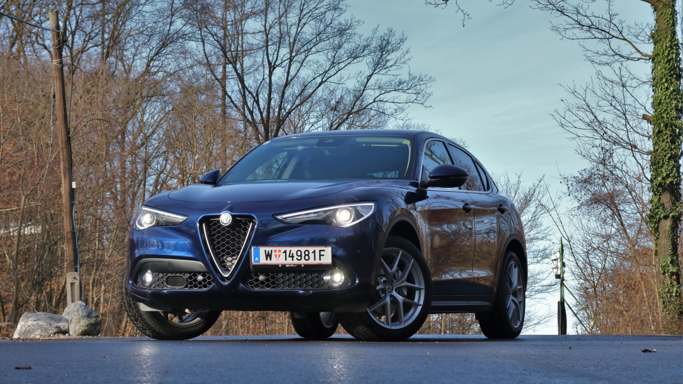Slideshow Bild - Der lässige Businessauftritt gelingt mit dem Alfa Romeo Stelvio mit Leichtigkeit.